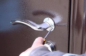 Замена дверной ручки металлической двери в Казани