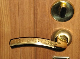 Замена дверной ручки входной двери в Казани