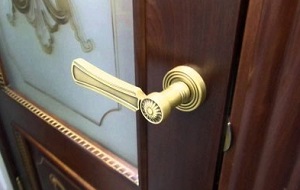 Установка дверной ручки в Казани