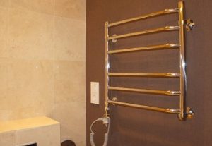 Установка электрического полотенцесушителя в ванной в Казани