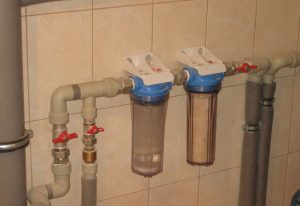 Установка проточного фильтра для воды в Казани
